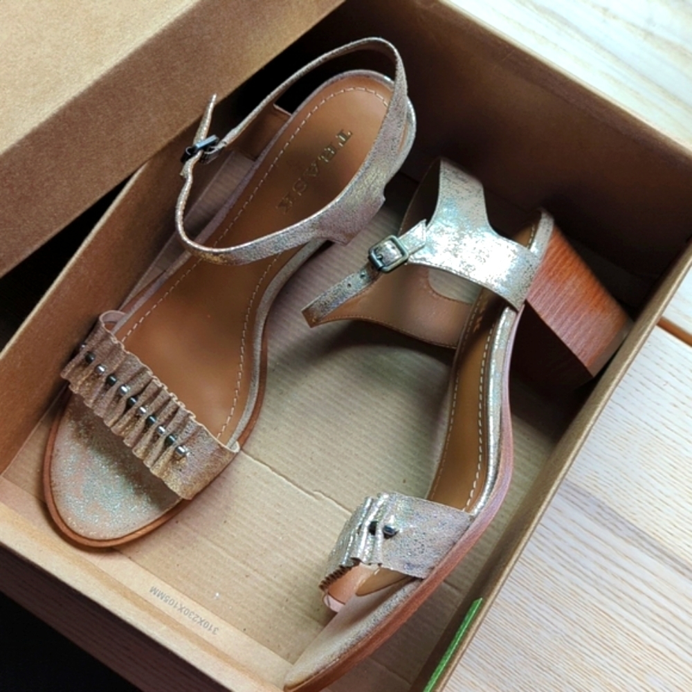 🆕🌿TRASK GOLD SANDALS🌿 - Picture 4 of 8